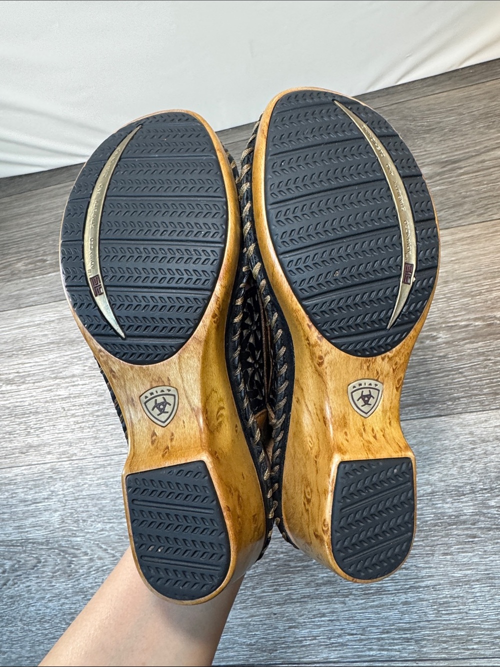 Ariat Black and Tan Laser-Cut Leather Slingback Sandals woman’s SZ 8 (h4) - Picture 6 of 7